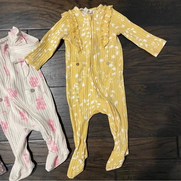 Jessica Simpson baby bundle - Picture 4 of 6